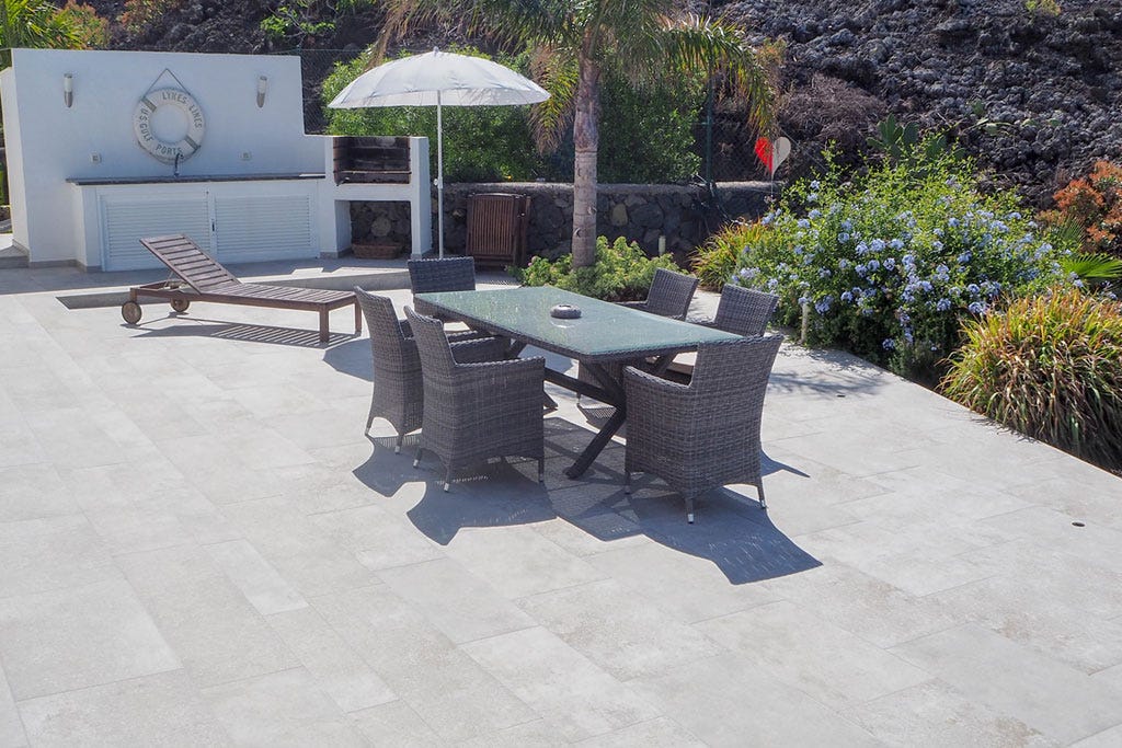 MISTERY GREY ANTI-SLIP 31X62.6X0.9 R.316 1A (M2) Marca ROSA GRES. Modelo: 708471