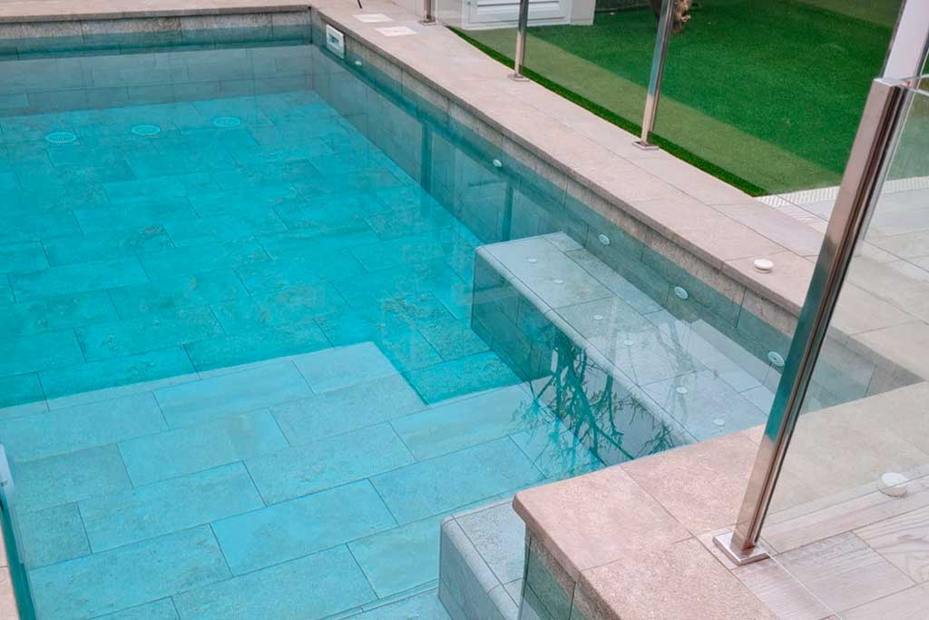 MISTERY GREY ANTI-SLIP 31X62.6X0.9 R.316 1A (M2) Marca ROSA GRES. Modelo: 708471