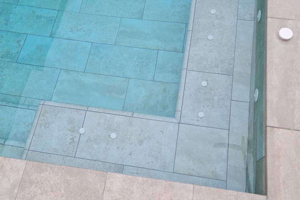 MISTERY GREY ANTI-SLIP 31X62.6X0.9 R.316 1A (M2) Marca ROSA GRES. Modelo: 708471