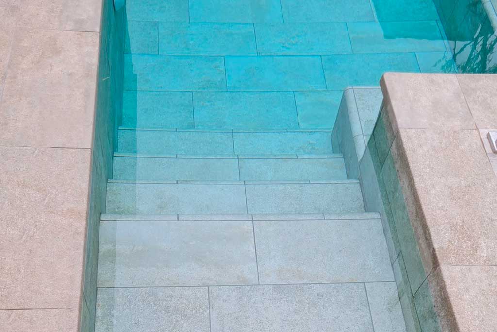 MISTERY GREY ANTI-SLIP 31X62.6X0.9 R.316 1A (M2) Marca ROSA GRES. Modelo: 708471