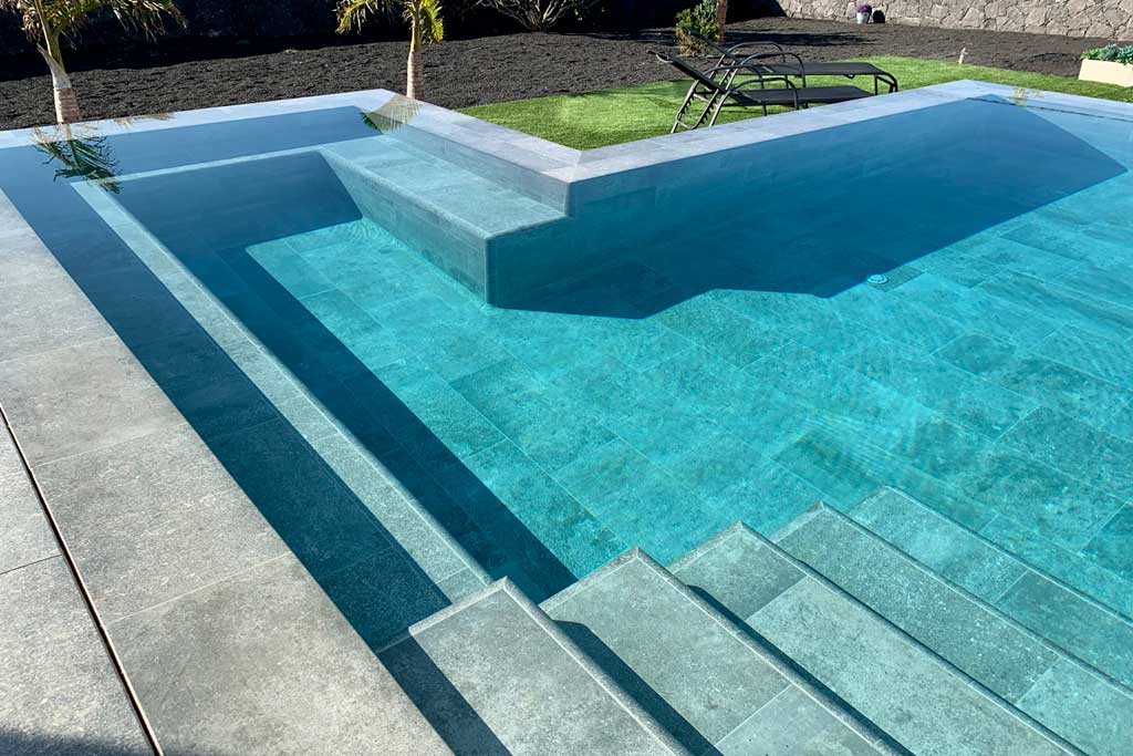 MISTERY BLUE STONE ANTI-SLIP 31X62.6X0.9 R.316 1A (M2) Marca ROSA GRES. Modelo: 708481