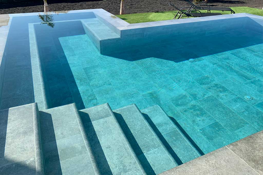 MISTERY BLUE STONE ANTI-SLIP 31X62.6X0.9 R.316 1A (M2) Marca ROSA GRES. Modelo: 708481