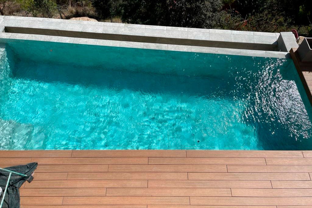 MISTERY GREY ANTI-SLIP 31X62.6X0.9 R.316 1A (M2) Marca ROSA GRES. Modelo: 708471