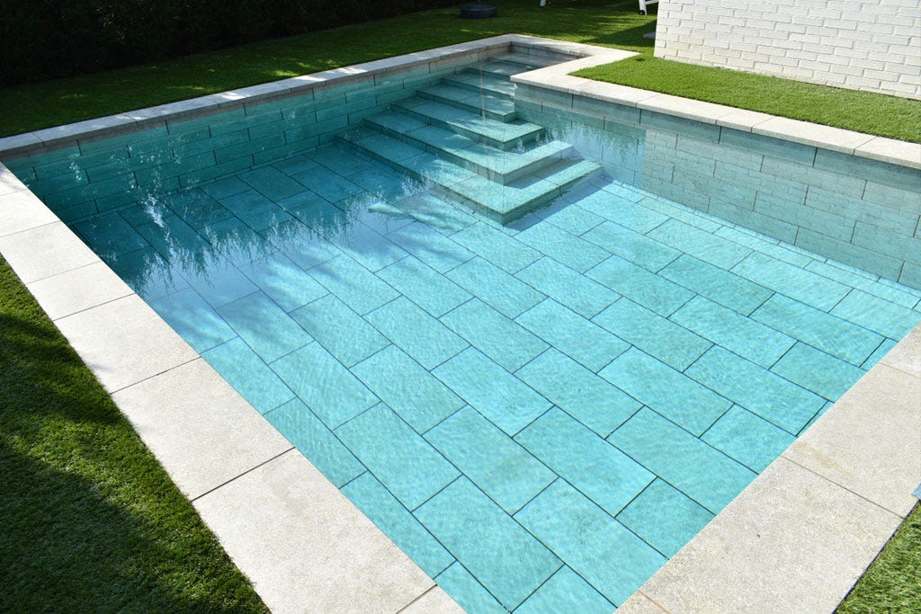 MISTERY GREY ANTI-SLIP 31X62.6X0.9 R.316 1A (M2) Marca ROSA GRES. Modelo: 708471