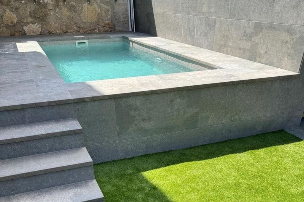MISTERY BLUE STONE ANTI-SLIP 31X62.6X0.9 R.316 1A (M2) Marca ROSA GRES. Modelo: 708481